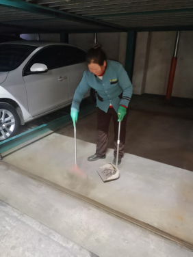物業(yè)公司保潔人員：車庫(kù)車板上的“美容師”